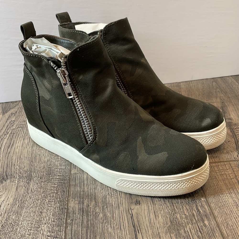 STEVE MADDEN Caliber Camouflage Wedge Sneaker size 9.5